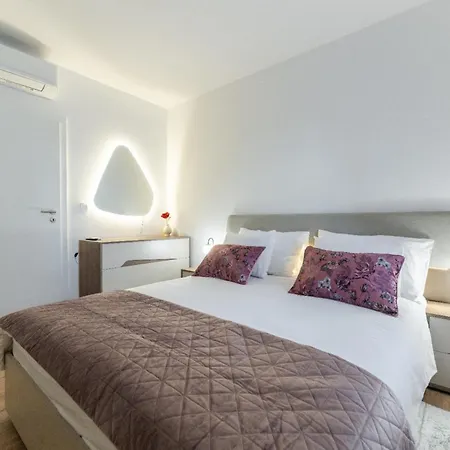 Sunny Bulevard With Private Parking Apartmán *